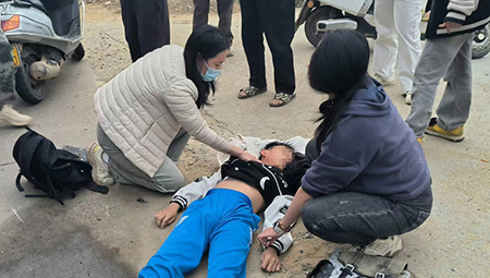 學(xué)生車(chē)禍心跳驟停 護(hù)士姐妹跪地施救