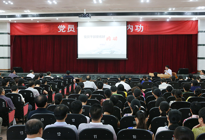 2014年8月9日，省政研會(huì)常務(wù)副會(huì)長(zhǎng)亓玉臺(tái)到高州醫(yī)院作講座。