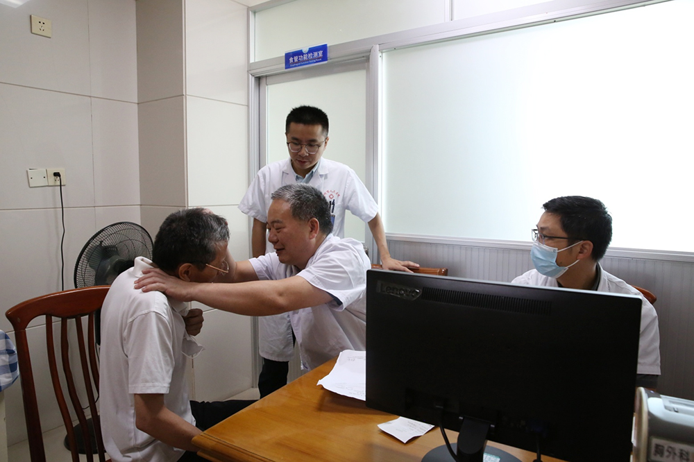 傅劍華教授出門診調(diào)亮1000.jpg