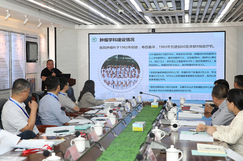 3 市人民醫(yī)院院長朱秀龍匯報(bào)縣域腫瘤防治中心建設(shè)情況.jpg