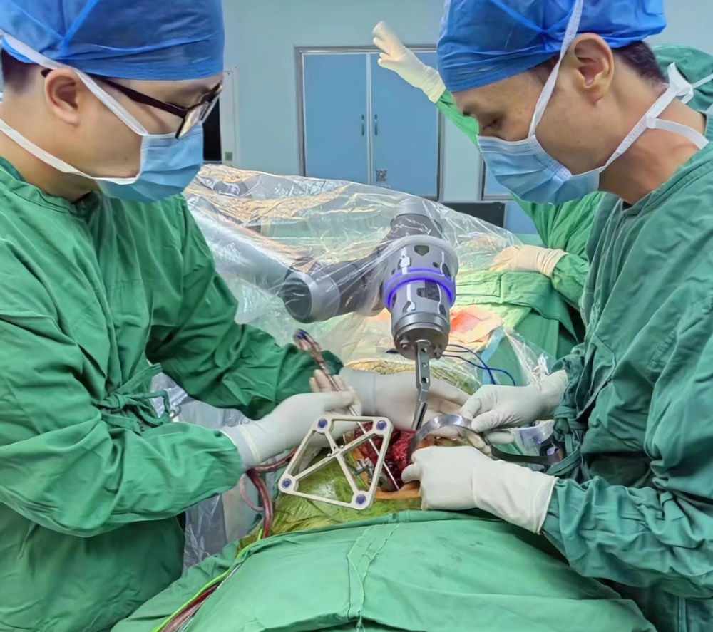 4李小川博士（左）與脊柱外科專家在骨科機器人輔助下實施脊柱側(cè)彎矯正手術(shù).png